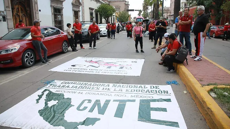 Se manifiestan agremiados de la CNTE en la ciudad de Durango